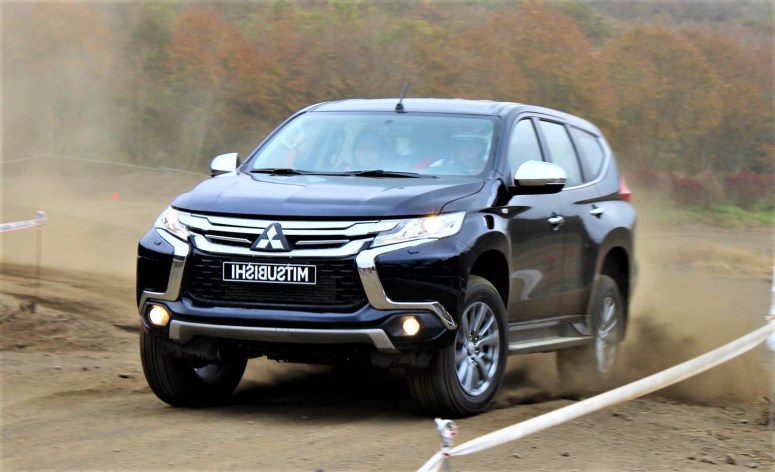 Mitsubishi-Pajero-Sport-2016-05.jpg